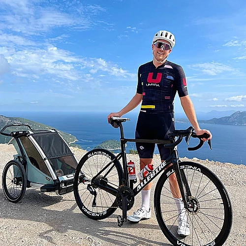 Zon 3-träning på Mallorca – med cykelvagn och 1-åring på släp