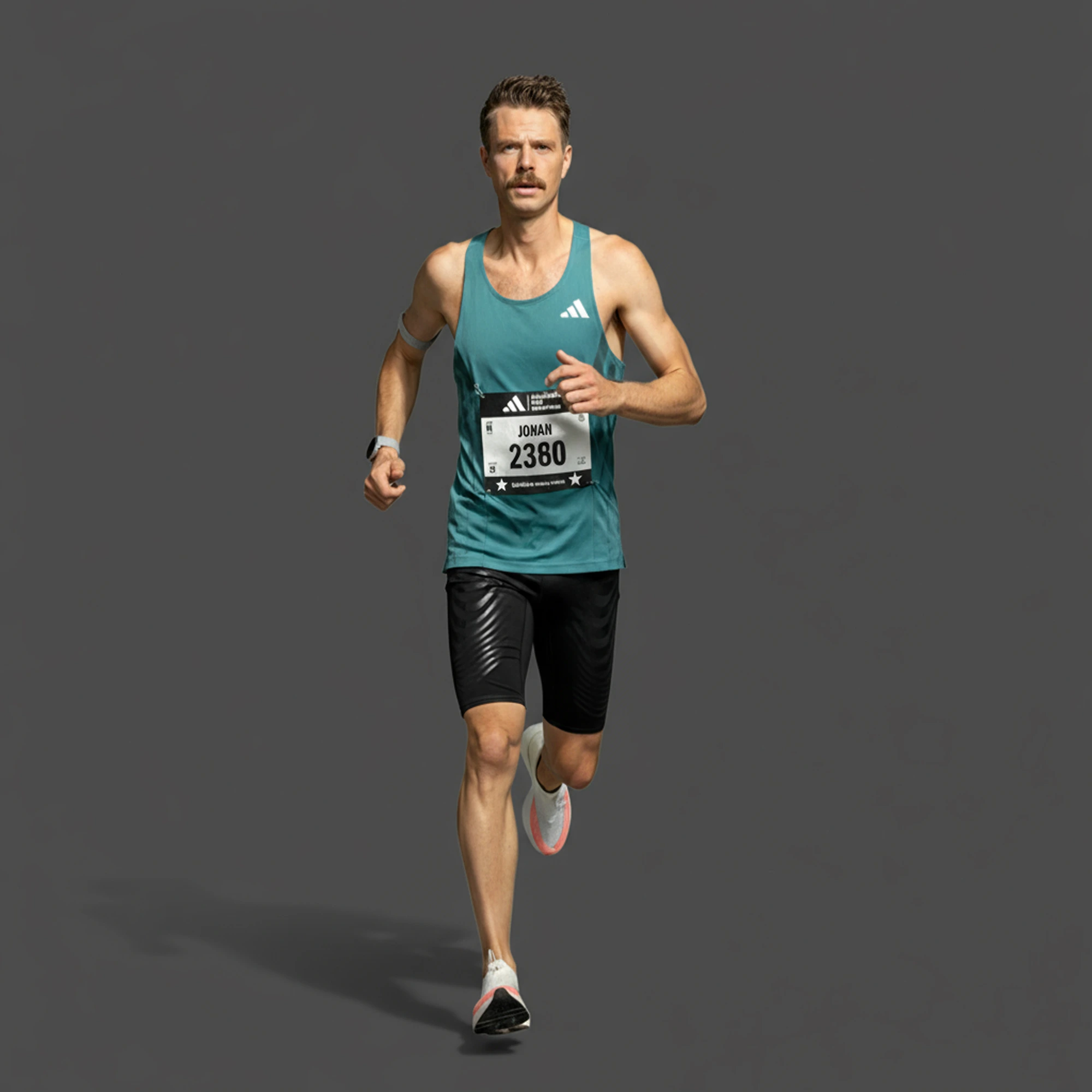 En man i tävlingsdräkt, med ett nummer på bröstet, springer mot en neutral grå bakgrund.