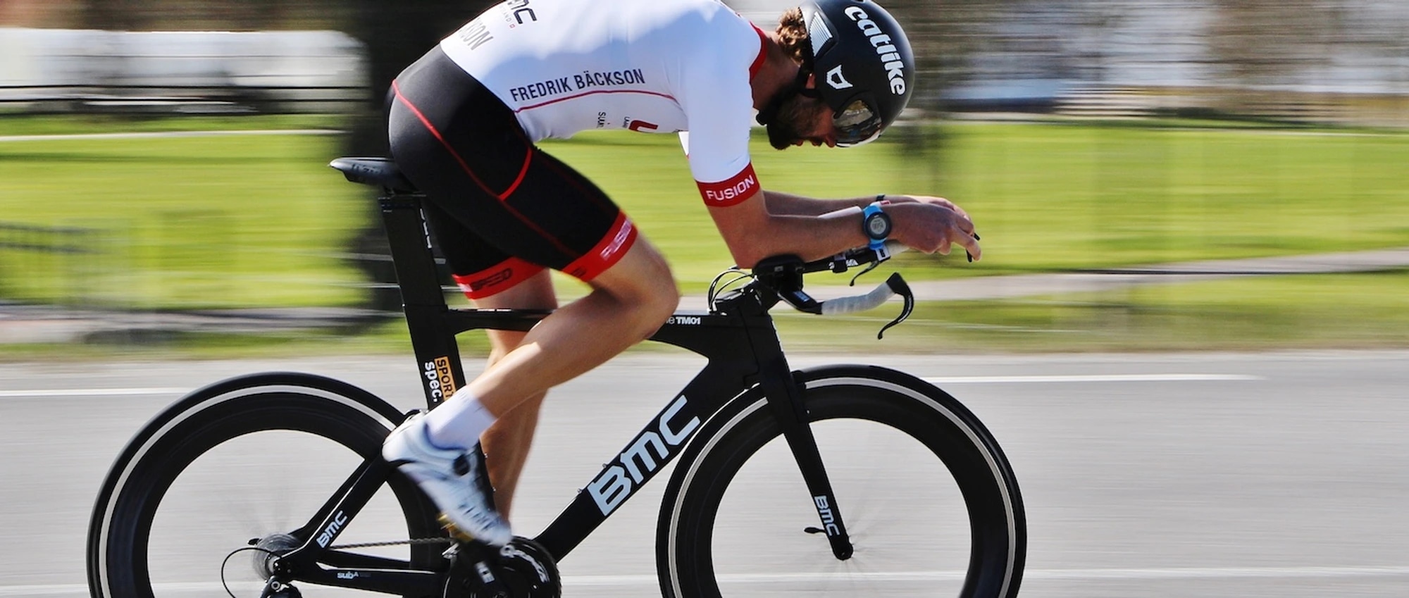 Manlig cyklist under tävling