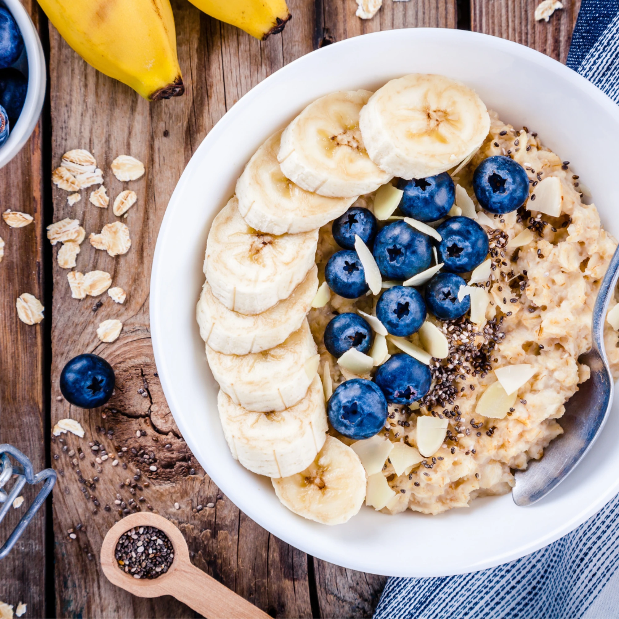 En tallrik med bananer och blåbär