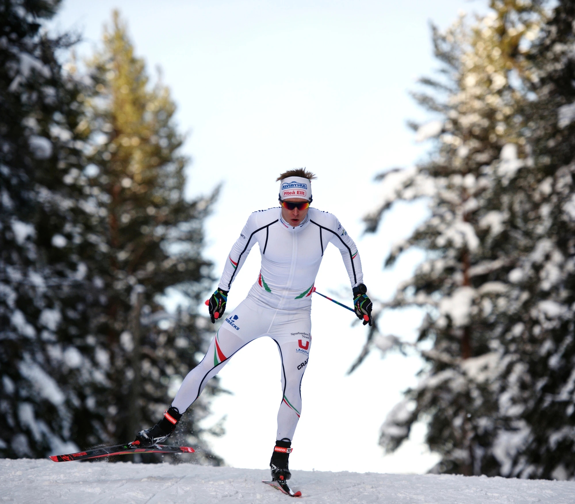 man som åker längdskidor