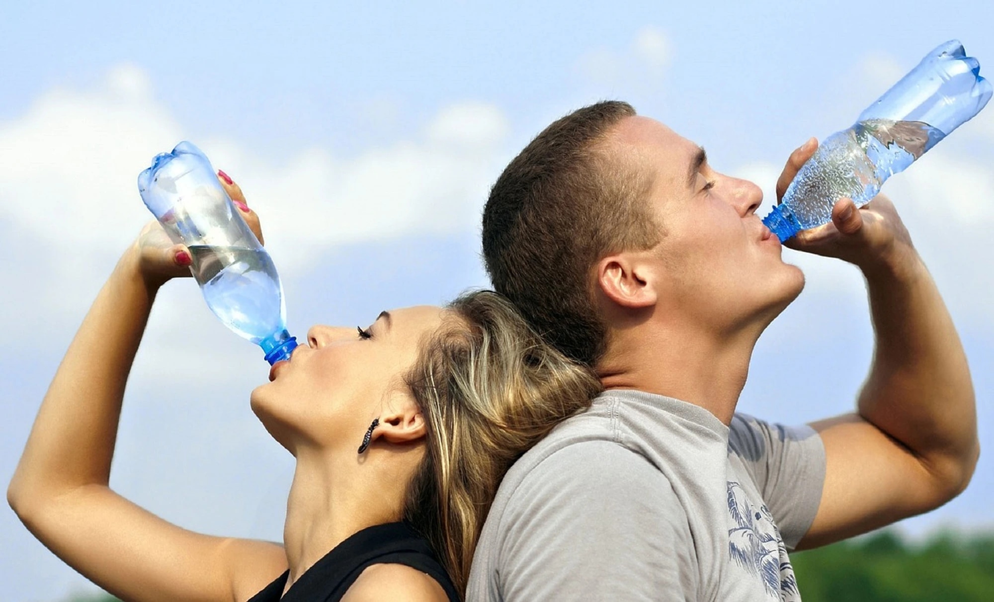 2 personer dricker
