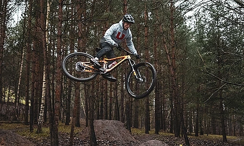 Umara startar samarbete med Endurostjärnan Simon Carlsson