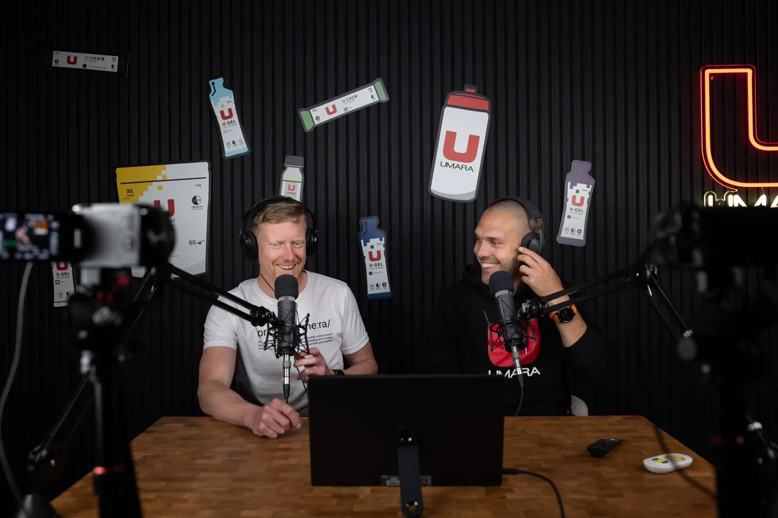 Tommy Ivarsson till vänster och Simon Stark till höger spelar in Prestera Mera i studion