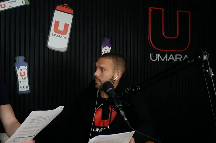 Tommy och Simon spelar in Prestera Mera i studion